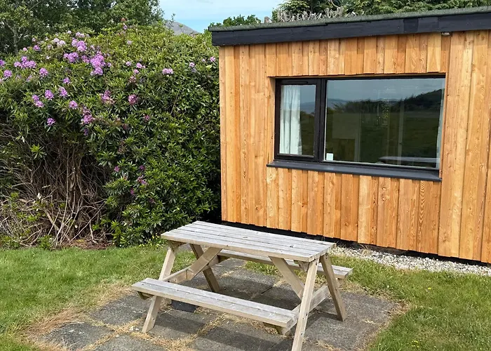 1 Bedroom Cabin With Mountain & Loch Views - Quiet Location Between Glencoe & Ben Nevis